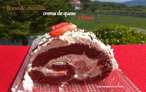 Brazo De Chocolate,crema De Queso Y Fresas
