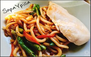 Fideos Udon Con Verduras Y Pechuga De Pollo
