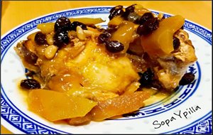 Pollo Con Pasas, Piñones Y Manzana
