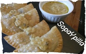 Empanadillas De Aceitunas Y Anchoas Con Salsa
