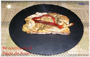 Verduras Asadas Y Pollo Sobre Boroña
