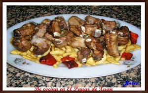 Costillas Al Ajillo Sobre Cama De Patatas Y Pimientos
