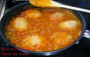 Huevos Rellenos Guisados En Salsa Roja
