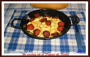 Sartén De Huevos Revueltos Con Patatas Y Chorizo
