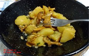 Sartén De Rebozuelos Y Patatas Al Ajillo
