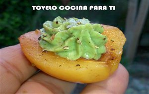 Nísperos Rellenos A La Crema De Aguacate Y Berberechos
