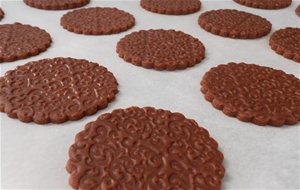 Galletas Grabadas, De Chocolate Y Almendras 
