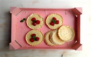 Tartaletas Con Crema De Chocolate Blanco Y Frambuesas
