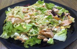 Ensalada De Tallarines Y Salmón 
