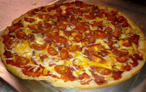 Pan De Pizza De Jamón Y Tomates Cherry 
