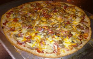 Pan De Pizza Con Panceta, Champiñones Y Atún
