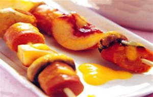 Brochetas De Salchichas Con Piña Y Melocotón A Las 3 Salsas
