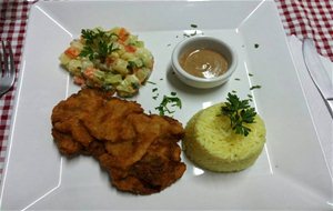 Filete Empanado Con Arroz Y Azafrán
