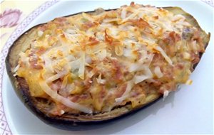 Berenjena Rellena De Carne Y Bechamel 
