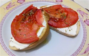 Tosta De Tomate Con Queso Philadelphia
