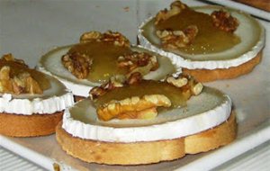 Pintxo De Tosta De Queso De Cabra Con Confitura De Manzana Y Nueces
