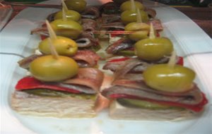 Banderillas De Bonito, Pimiento Y Anchoa 
