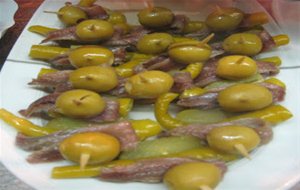 Banderillas De Anchoas Y Pepinillo 
