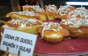 Pintxo De Crema De Queso, Salmón Y Gulas
