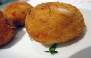 Bolas De Patata Rellenas De Carne Picada.
