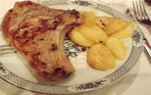 Chuletón Con Patatas Panadera
