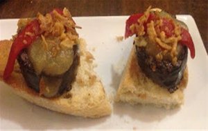 Pincho De Morcilla Con Compota De Manzana Y Cebolla Crujiente
