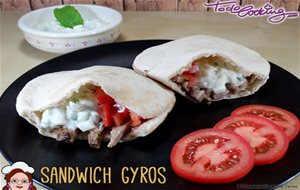 Gyros, Clásico Sandwich Griego Con Tzatziki