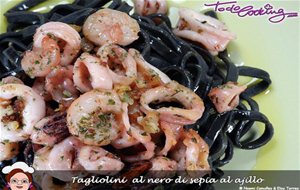 Tagliolinis Al Nero Di Sepia Con Chipirones Y Langostinos Al Ajillo