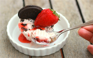 Helado Cremoso De Fresa Y Oreo
