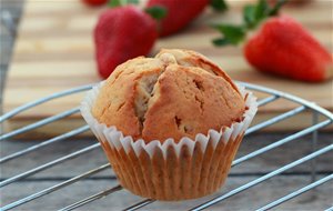 Muffins De Fresa Con Buttercream De Albahaca (cupcake)
