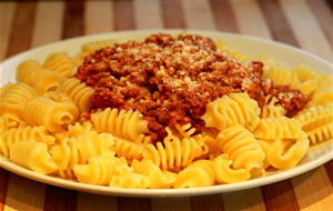 Pasta Con Salsa Boloñesa Y Guindilla
