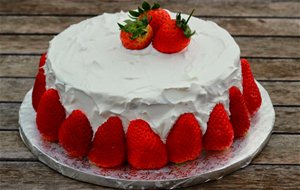 Tarta De Almendras Rellena De Fresas Y Nata
