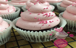 Cupcake De Chocolate Con Frosting De Frambuesa.