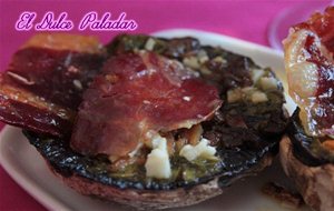 Champiñones Al Ajillo Con Peineta Crujiente De Jamón Puro De Bellota
