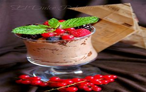 Mousse De Chocolate Con Frutos Del Bosque O Melocotón
