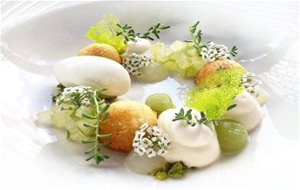 Profiteroles Con Nubes De Mascarpone, Helado De Yogur Y Crujiente De Melón
