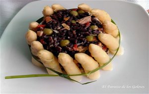 Timbal De Ensalada De Arroz Negro Con Atún Y Verduras
