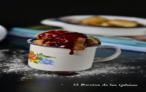 Buñuelos Rellenos De Crema Con   Salsa De Frambuesas
