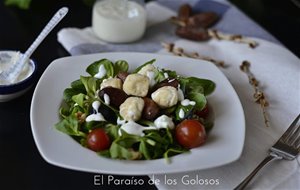 Ensalada De Canónigos,queso De Cabra , Dátiles  Con Salsa De Yogur
