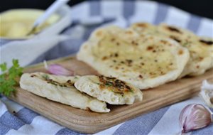 Pan Naan Con Ajo Y Perejil.
