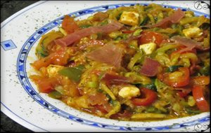 Espaguetis De Calabacín Con Verduras Y Jamón