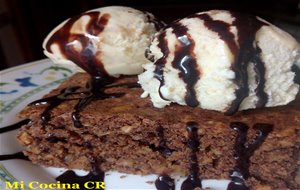 Brownie De Chocolate Con Cacahuetes Y Helado De Vainilla
