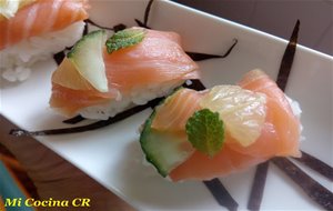 Nigiri Sushi De Salmon, Pepino Y Limon
