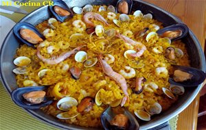 Arroz En Paella Con Almejas, Mejillones, Calamares Y Gambas De Malaga