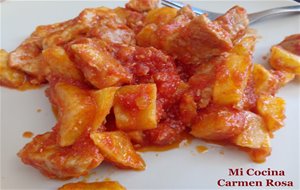 Carne Magra De Cerdo Con Patatas Y Tomate Frito