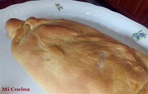 Calzone Relleno De Huevo, Atun, Champiñones Y Jamon York Con Queso