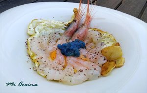 Quisquillas Del Mar De Alborán Con Sus Huevas Sobre Huevo Frito Campero, Laminas De Ajitos Fritos Y Sal Negra Del Himalaya
