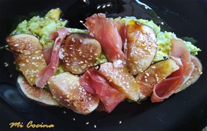 Ensalada De Higos Con Jamón Serrano, Sobre Crema De Aguacates Y Vinagreta De Miel De Caña Malagueña
