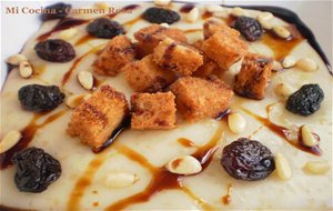 Gachas (poleás) Malagueñas Con "cuscurrones" De Pan Frito, Piñones, Pasas Y Miel De Caña De La Axarquia. 
