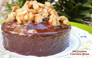 Bizcocho Esponjoso De Chocolate, Naranja Y Nueces, Cubierto De Chocolate Y Nueces Caramelizadas Al Ron
